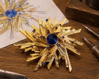 Artistic Mechanical Sun Brooch – Geometric Gold Rays, Blue Sapphire Crystal Lapel Badge..