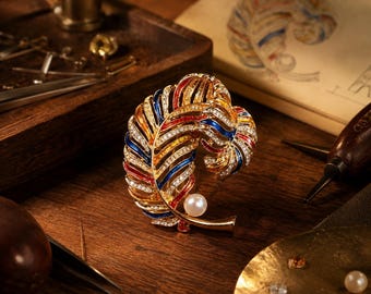 Artistic Enamel Feather Brooch – Hand-Painted Gold-Plated Pearl Lapel Pin.
