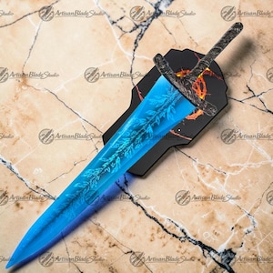 Puede incluir: Una espada de fantasía con una hoja azul brillante y patrones intrincados en forma de hojas. La empuñadura es de metal oscuro, y la espada descansa sobre un soporte de exhibición negro con un diseño de fuego. El fondo es una superficie similar al mármol.