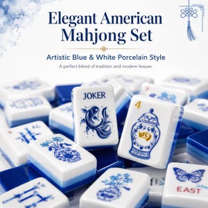 Peut inclure: Un ensemble de tuiles de Mahjong blanches et bleues ornées d'illustrations détaillées de poissons, vases, fleurs, papillons et bambous. Les tuiles présentent des inscriptions comme JOKER, 4 et EAST, dans un style porcelaine bleu et blanc.