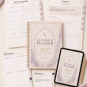 Könnte beinhalten: Ein spiralgebundener Planer für 2027 mit dem Titel Der Muslimische Planer, verziert mit einem Bogen- und Halbmondmotiv, ergänzt durch lose Seiten mit Kalenderübersichten, Wochenplänen und Reflexionsfragen sowie einem Tablet mit dem Cover.