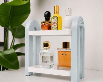 Organizador de tocador estilo mármol con arco: soporte de perfume de 2 niveles, estante para mostrador de baño, almacenamiento de maquillaje y productos para el cuidado de la piel.