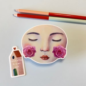Kunstzinnige sticker voor vrouwen, mooi meisjesgezicht met rozen op haar wangen, hoogwaardige vinylsticker met matte afwerking - middelgroot 'Moon Rose'