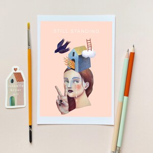 Carte de voeux toujours debout - Fille surréaliste avec une maison sur la tête - Carte artistique résilience - Carte vierge 5 x 7 avec enveloppe