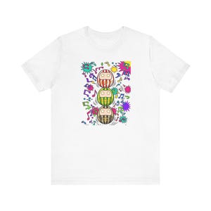 Camiseta moderna japonesa de arte pop con trío de darumas a rayas verticales