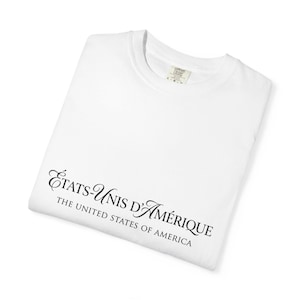 Peut inclure: Ensemble de trois tasses en céramique avec une finition mate et mouchetée. Chaque tasse présente une couleur différente : bleu clair, crème et grise. Les tasses ont un design simple et moderne avec une anse confortable.