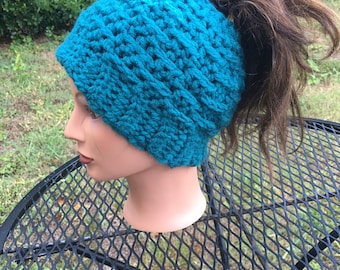 Gorro de moño desordenado verde azulado