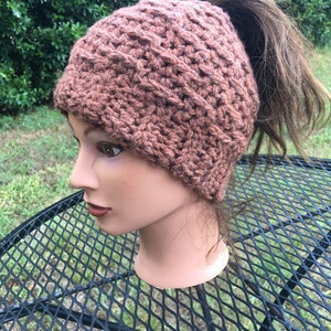 Gorro de moño desordenado de tweed oxidado