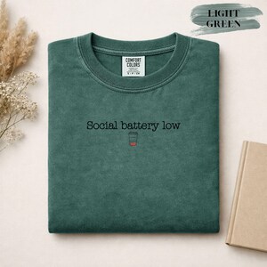 Camiseta con mensaje de baja energía social, camiseta de café para introvertidos, camiseta divertida sobre ansiedad social, camiseta con estética antisocial para mujer. imagen 9