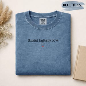 Camiseta con mensaje de baja energía social, camiseta de café para introvertidos, camiseta divertida sobre ansiedad social, camiseta con estética antisocial para mujer. imagen 7