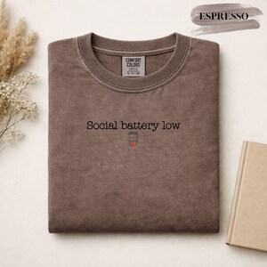 Camiseta con mensaje de baja energía social, camiseta de café para introvertidos, camiseta divertida sobre ansiedad social, camiseta con estética antisocial para mujer. imagen 6