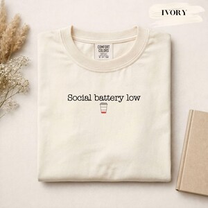Camiseta con mensaje de baja energía social, camiseta de café para introvertidos, camiseta divertida sobre ansiedad social, camiseta con estética antisocial para mujer. imagen 3