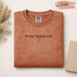 Camiseta con mensaje de baja energía social, camiseta de café para introvertidos, camiseta divertida sobre ansiedad social, camiseta con estética antisocial para mujer. imagen 8