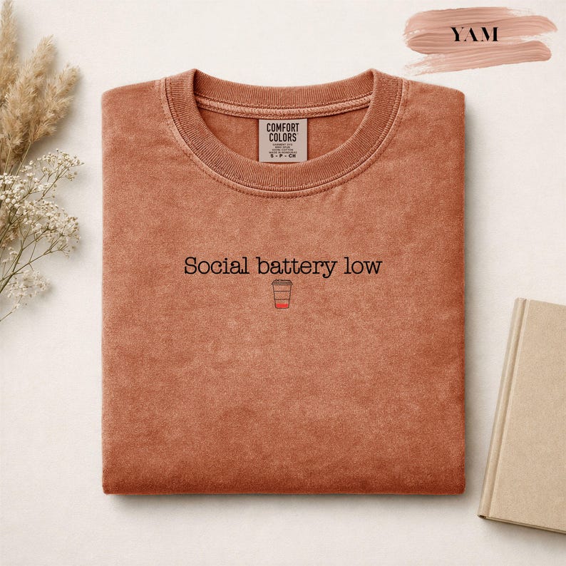Camiseta con mensaje de baja energía social, camiseta de café para introvertidos, camiseta divertida sobre ansiedad social, camiseta con estética antisocial para mujer. imagen 8