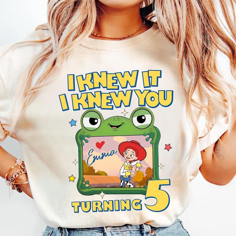 Camiseta personalizada de la película Toy Story 5, camiseta para adultos y niños con el diseño de Jessie y Lilypad de Toy Story Land "Tienes un amigo en mí", camiseta de cumpleaños de DisneyPixar imagen 1
