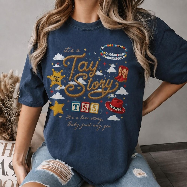 Camiseta "Es una historia de Tay", Camiseta TS 5, Camiseta "Lo sabía, te conocía" Swift, Camiseta "Es una historia de amor, nena, solo di que sí", Camiseta Toy Story 5 imagen 2