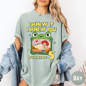Camiseta personalizada de la película Toy Story 5, camiseta para adultos y niños con el diseño de Jessie y Lilypad de Toy Story Land "Tienes un amigo en mí", camiseta de cumpleaños de DisneyPixar imagen 3