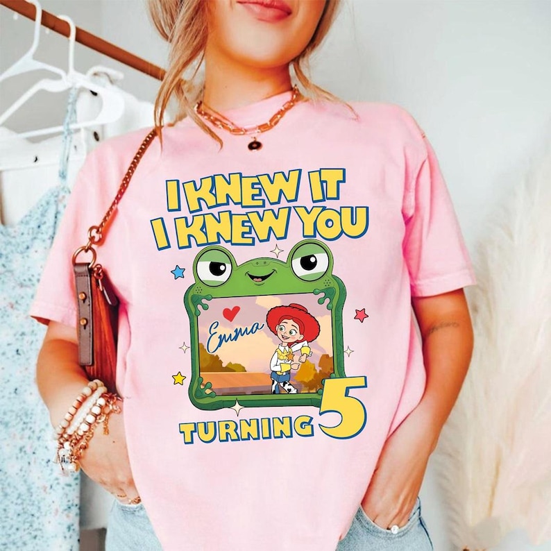 Camiseta personalizada de la película Toy Story 5, camiseta para adultos y niños con el diseño de Jessie y Lilypad de Toy Story Land "Tienes un amigo en mí", camiseta de cumpleaños de DisneyPixar imagen 2
