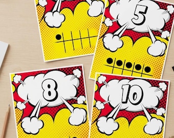 Può includere: Quattro schede educative rettangolari con un design in stile fumetto e sfondi a mezzitoni rossi e gialli. Ogni scheda mostra una grande nuvola bianca da fumetto contenente i numeri 1, 5, 8 o 10, con i relativi riquadri a dieci punti neri.