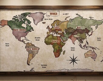 Può includere: Una mappa del mondo incorniciata con uno sfondo in stile pergamena vintage. I continenti sono colorati in tonalità tenui di verde, marrone e viola. La mappa presenta etichette per continenti e oceani, una rosa dei venti e il titolo World.