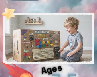 Può includere: Un bambino è in ginocchio accanto a un pannello di controllo a tema spaziale in cartone con pulsanti, quadranti e una tastiera. Il testo "1 Week Space Curriculum" e "Ages 2-5" è visualizzato. Il bambino indossa una maglietta grigia con un razzo.