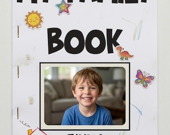 Può includere: Un libretto di carta bianca intitolato MY FAMILY BOOK in lettere nere, con una fotografia centrale di un bambino sorridente con una maglietta blu. La copertina è decorata con adesivi di sole, stella, dinosauro e farfalla, oltre a disegni a pastello di una casa, una famiglia, un arcobaleno e fiori.