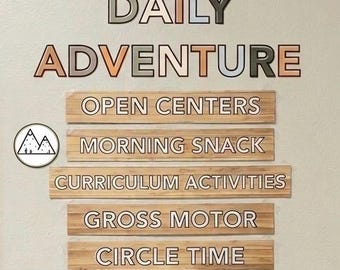 Può includere: Una decorazione da parete con il testo OUR DAILY ADVENTURE in lettere maiuscole multicolori sopra sette assi di legno orizzontali. Ogni asse mostra il testo bianco: OPEN CENTERS, MORNING SNACK, CURRICULUM ACTIVITIES, GROSS MOTOR, CIRCLE TIME, LUNCH, NAP TIME.