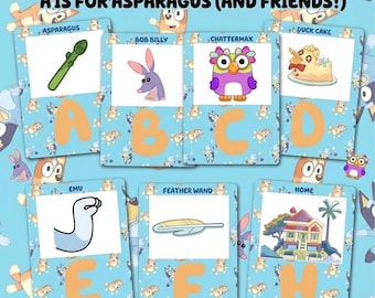 Può includere: Un poster colorato con personaggi di Bluey e schede dell'alfabeto. Le schede mostrano le lettere dalla A alla H, ciascuna con un'immagine come asparagi, una torta d'anatra e una casa. Il testo dice "My Bluey Alphabet Adventure".
