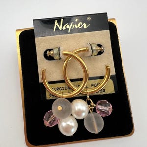 Puede incluir: Una taza de cerámica blanca con un asa negra y el texto "But First, Coffee" en negro, en negrita. La taza está sobre una superficie blanca.