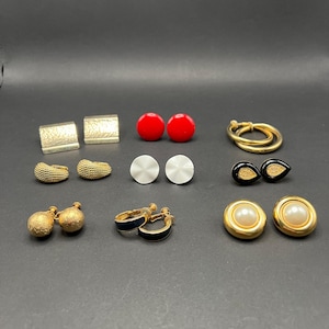 Lote de 9 pendientes vintage con clip, esmalte tono oro, Napier Crown, Trifari y otros.