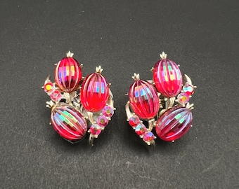 Orecchini vintage a clip Coro in vetro rosso AB a forma di melone e floreale, firmati MCM