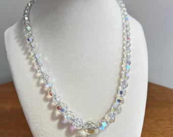Collar vintage de cristal AB transparente iridiscente con cierre de anzuelo plateado graduado.