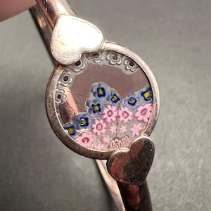 Pulsera vintage Millefiori bañada en plata, con diseño floral rosa y cristal artístico, fabricada en Italia.