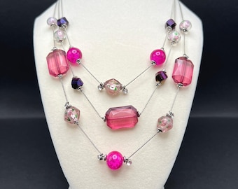 Collar de tres hebras en capas, tono plateado, rosa fucsia, magenta, cristal AB, floral, Y2K