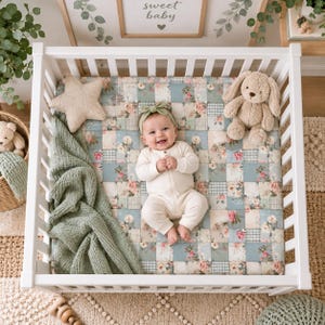 Vintage-Babybettlaken mit floralem Patchworkmuster, pastellfarbene Kinderzimmerdeko, geschlechtsneutrale Babybettwäsche, florales Spannbettlaken für Babybetten