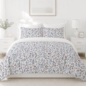 Ditsy floral pattern cotton duvet cover Bright botanical bedding Floral comforter with matching shams Wildflower guest room bedding set