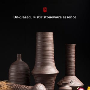 Puede incluir: Varios jarrones de gres rústico sin esmaltar en diferentes formas y tamaños. Los jarrones son de color marrón cálido y tienen un diseño texturizado y acanalado. Se muestra el texto "Worry-Free Flower Vase" y "Un-glazed, rustic stoneware essence".