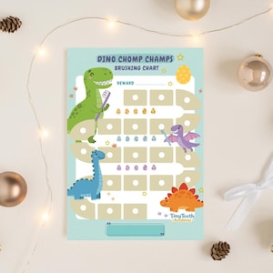 Op de afbeelding: Een lichtblauwe Dino Chomp Champs poetskaart met cartoon dinosaurussen. De kaart toont een groene T-Rex, een blauwe Brontosaurus, een paarse Pterodactylus en een oranje Stegosaurus. De kaart heeft ruimtes voor beloningen en is versierd met sterren en eieren.