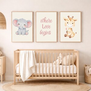 Könnte beinhalten: Eine weiße Keramik-Tasse mit schwarzem Henkel und dem Text "But First, Coffee" in schwarzer, handschriftlicher Schrift. Die Tasse steht auf einer weißen Oberfläche.