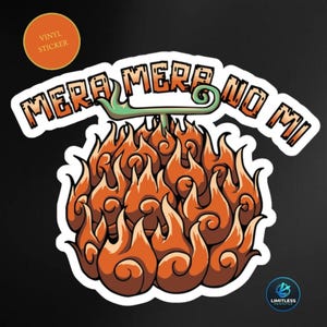 Könnte beinhalten: Ein Vinyl-Aufkleber mit einer stilisierten Illustration der Mera Mera no Mi, einer feurigen Frucht. Das Design umfasst orangefarbene Flammen, einen grünen Stiel und den Text "Mera Mera No Mi" in Orange. Ein kleiner oranger Kreis mit "Vinyl Sticker" befindet sich oben links.
