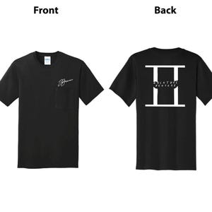 Pode incluir: Camiseta preta com bolso e assinatura branca na frente. A parte de trás apresenta um gráfico branco da letra "H" com as palavras "CREATURE FEATURE" no meio.
