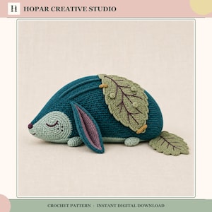 Patrón de amigurumi de ganchillo Mosslumber en PDF, Criatura del bosque con capa de hojas y bolsillo.