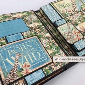 Puede incluir: &Aacute;lbum de recortes abierto con tem&aacute;tica de safari. Las p&aacute;ginas presentan ilustraciones de jirafas y elefantes, con detalles en azul y el texto "BORN TO BE WILD". El &aacute;lbum est&aacute; dise&ntilde;ado con p&aacute;ginas superpuestas y elementos decorativos.