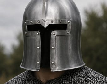 手作りの中世騎士のヘルメット、スチール製の十字軍の鎧のレプリカ（LARPコスプレコレクター装飾用）