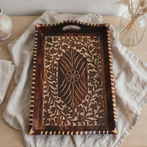 Serviertablett aus Holz, handgeschnitzt, floral verziert, Vintage, rustikal, rechteckig, Frühstücks-/Couchtisch, Boho-Bauernhausstil, Ottomane, Tischdekoration, Geschenk