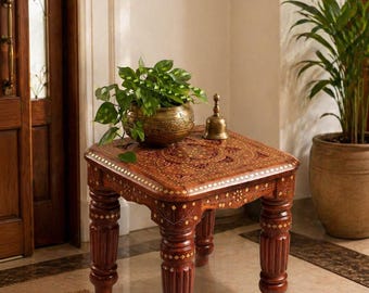 Tavolino laterale in legno intagliato a mano, altezza 30 cm, con intarsi in ottone. Piccolo tavolino da caffè, decorazione per la casa realizzata a mano.