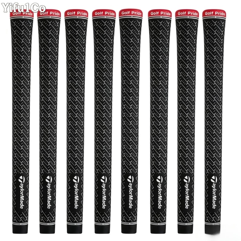 Puede incluir: Un conjunto de ocho empu&ntilde;aduras negras para palos de golf con un patr&oacute;n texturizado. Cada empu&ntilde;adura tiene una banda blanca y roja en la parte superior con "Golf Pride" impreso. El logotipo de TaylorMade es visible en cada empu&ntilde;adura.