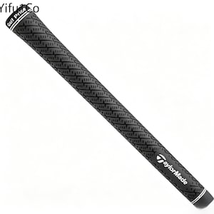 Puede incluir: Un grip de palo de golf negro con un patr&oacute;n texturizado. El grip tiene el texto "Golf Price" en blanco en la parte superior y el logotipo de TaylorMade en la parte inferior. El grip est&aacute; dise&ntilde;ado para proporcionar un agarre seguro.