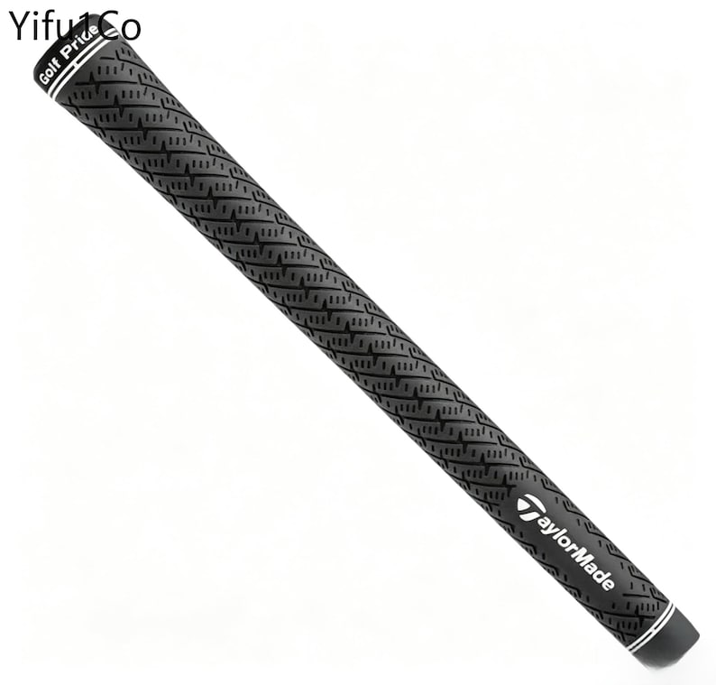 Puede incluir: Un grip de palo de golf negro con un patr&oacute;n texturizado. El grip tiene el texto "Golf Price" en blanco en la parte superior y el logotipo de TaylorMade en la parte inferior. El grip est&aacute; dise&ntilde;ado para proporcionar un agarre seguro.