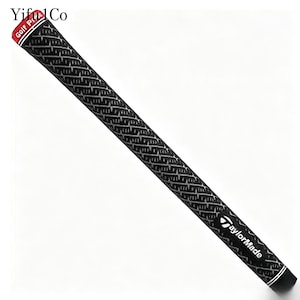 Puede incluir: Empu&ntilde;adura de palo de golf negra y gris con un patr&oacute;n texturizado. La empu&ntilde;adura tiene una tapa roja con el texto blanco "Golf Pride". El logotipo de TaylorMade es visible en la empu&ntilde;adura.